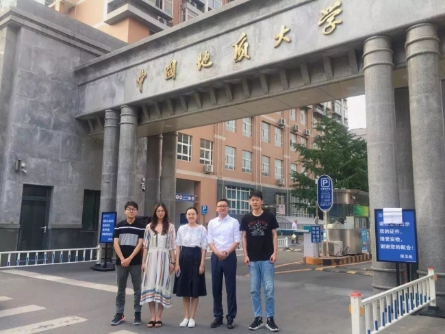 左一、左三为我们2017级硕士研究生任浩然、喻月