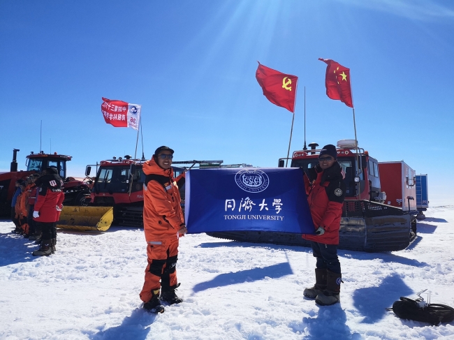 乔刚和郝彤在内陆队出发前合影-WilliamHill官方网站_20191210_125431